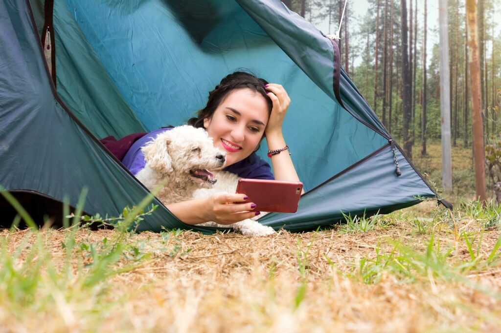 camping, woman, dog-2375583.jpg